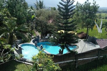 בית מלון כפרי Bukit Alamanda Resort & Resto