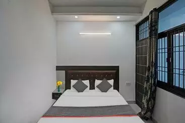 Signature Hotel Noida 62