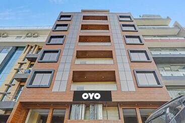 Hotell Capital O Mt Corporate Stays Near Iskcon Temple Noida