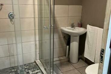 פנסיון Ekhenani Guest House