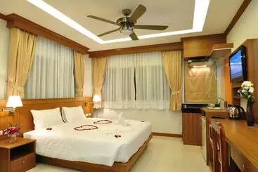 Green Harbor Hotel & Service Apartment