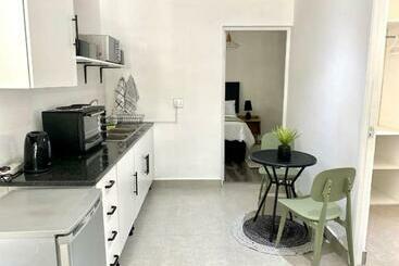 פנסיון Angazi Guesthouse Unit 3   Modern 2 Bedroom Apartment With Pool