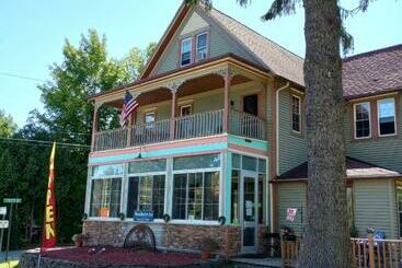 Отель Moonshadow Inn