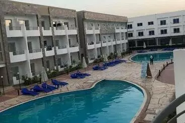 Huoneistohotelli Cecelia Resort