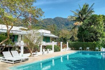 בית מלון כפרי Capital O 75411 Navagio Boutique Koh Chang