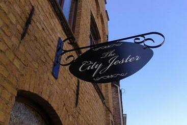 פנסיון The City Jester