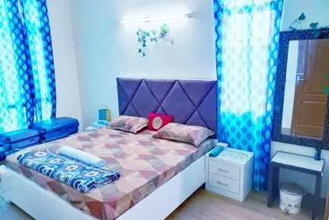 Bed and Breakfast Exclusive Floor On Manali Expressway For Family