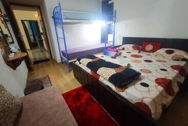 Bed and Breakfast Exclusive Floor On Manali Expressway For Family
