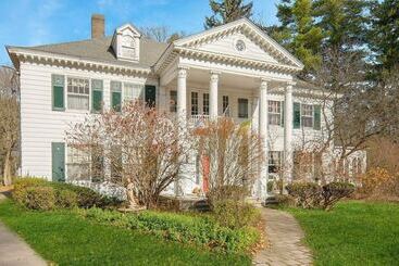 בית מלון כפרי Benn Conger Inn