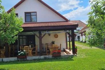 بنسيون Casa Cânda