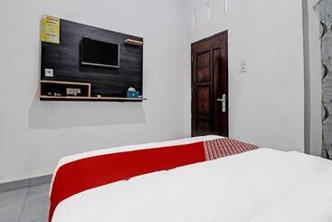 Hotel Oyo 91203 Naufal Residence Syariah