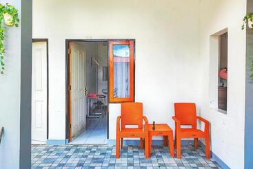 호텔 Shekinah Homestay & Cafe Waikabubak Mitra Reddoorz