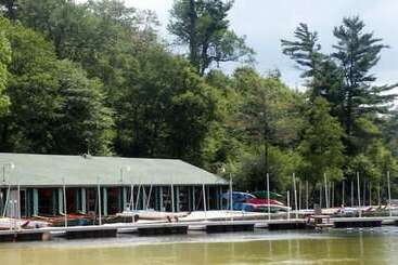 Отель Crestmont Inn