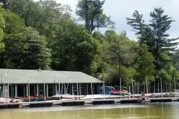 Hotelli Crestmont Inn