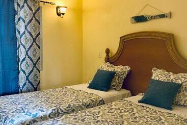 پانسیون Connie's Comfort Suites