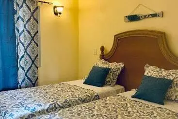 پانسیون Connie's Comfort Suites