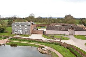 膳宿费 Muddifords Court Country House