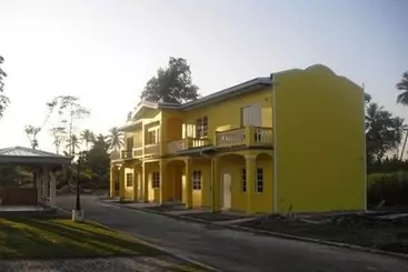 ペンション Piarco Village Suites