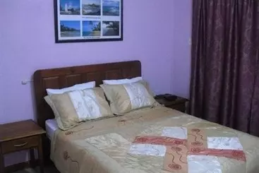 پانسیون Piarco Village Suites