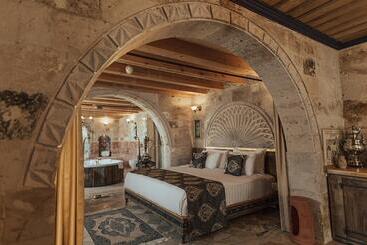 Sah Saray Cave Suites