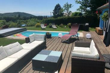 مبيت وإفطار La Maison Bleue