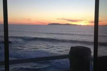 Aamiaismajoitus (B&B) Ocean Front Villa Sleeps 6 15  Beach Access