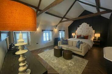 مبيت وإفطار The Hideaway