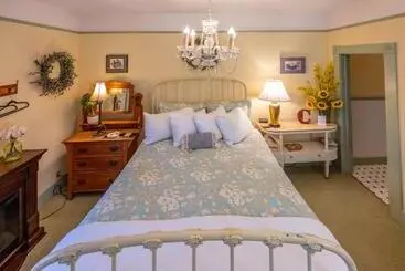 Bed and Breakfast Clementine S Guest House & Vacation Rentals