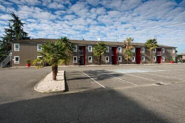 Brit Hotel Essentiel Pau Lescar