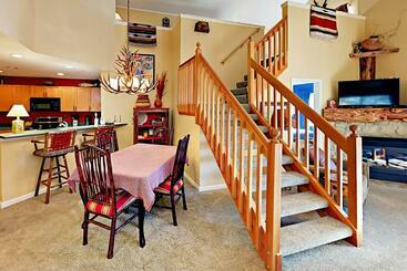 בית מלון כפרי Riverside Treehouse