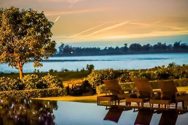 استراحتگاه Amatra By The Ganges