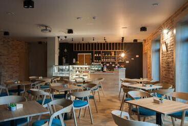 تختخواب و صبحانه Szafir