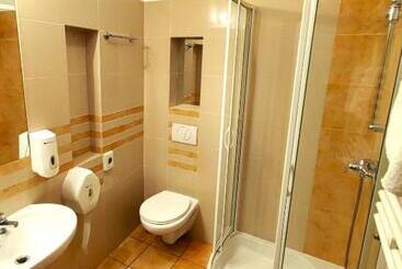 Bed & Breakfast Rezydencja 5 Dębów