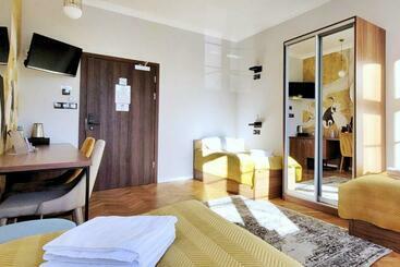 Forrest Apartments & Hostel