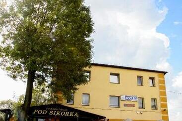 ベッドアンドブレックファースト Restauracja I Noclegi Pod Sikorką