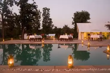 ホテル Umaria Safari Camp   Kanha National Park