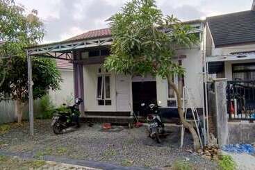 בית מלון כפרי Spot On 92196 Kost Axcel