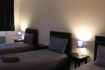 تختخواب و صبحانه Dockside Lodge