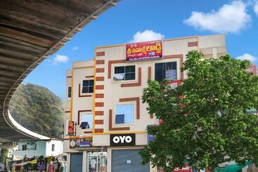 Отель Oyo Flagship 80641 Sri Mahalakshmi Lodge