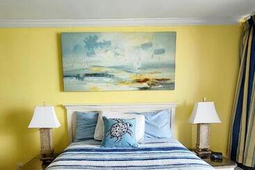 هتل آپارتمان Ocean Front 53 Steps