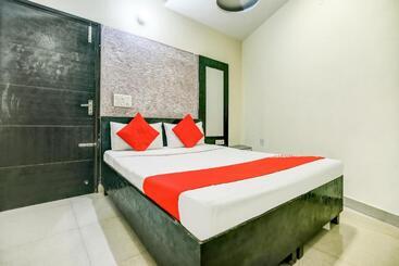 בית מלון כפרי Oyo Flagship 80530  R S Castle