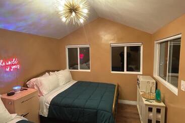 پانسیون Glamping Hollywood Hills   Luxury Tiny House