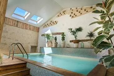 ベッドアンドブレックファースト La Suite Bien être, Piscine Intérieure Chaufée, Sauna & Spa Privés