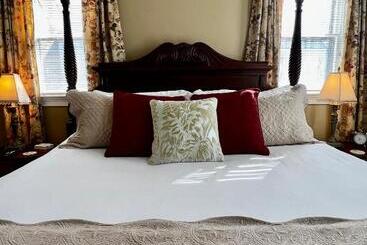 Almondy Inn Bed & Breakfast