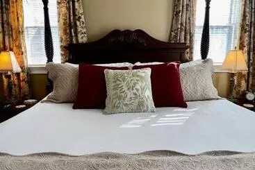 Almondy Inn Bed & Breakfast