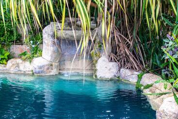 تختخواب و صبحانه Sweetfield Manor