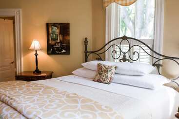 Oak Hill On Love Lane Bed And Breakfast Inn