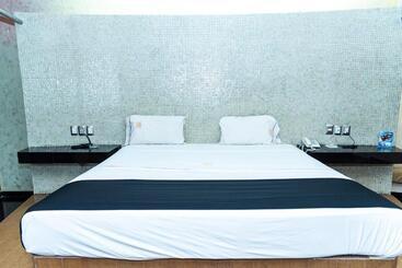 Dluxe Auto Hotel Adults Only