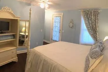 The Carriage House B&b