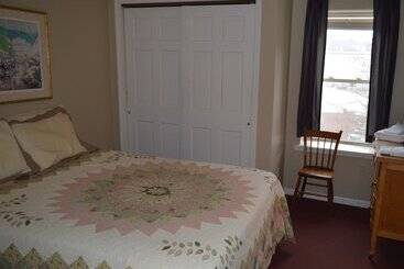 בית מלון כפרי Canal Side Inn